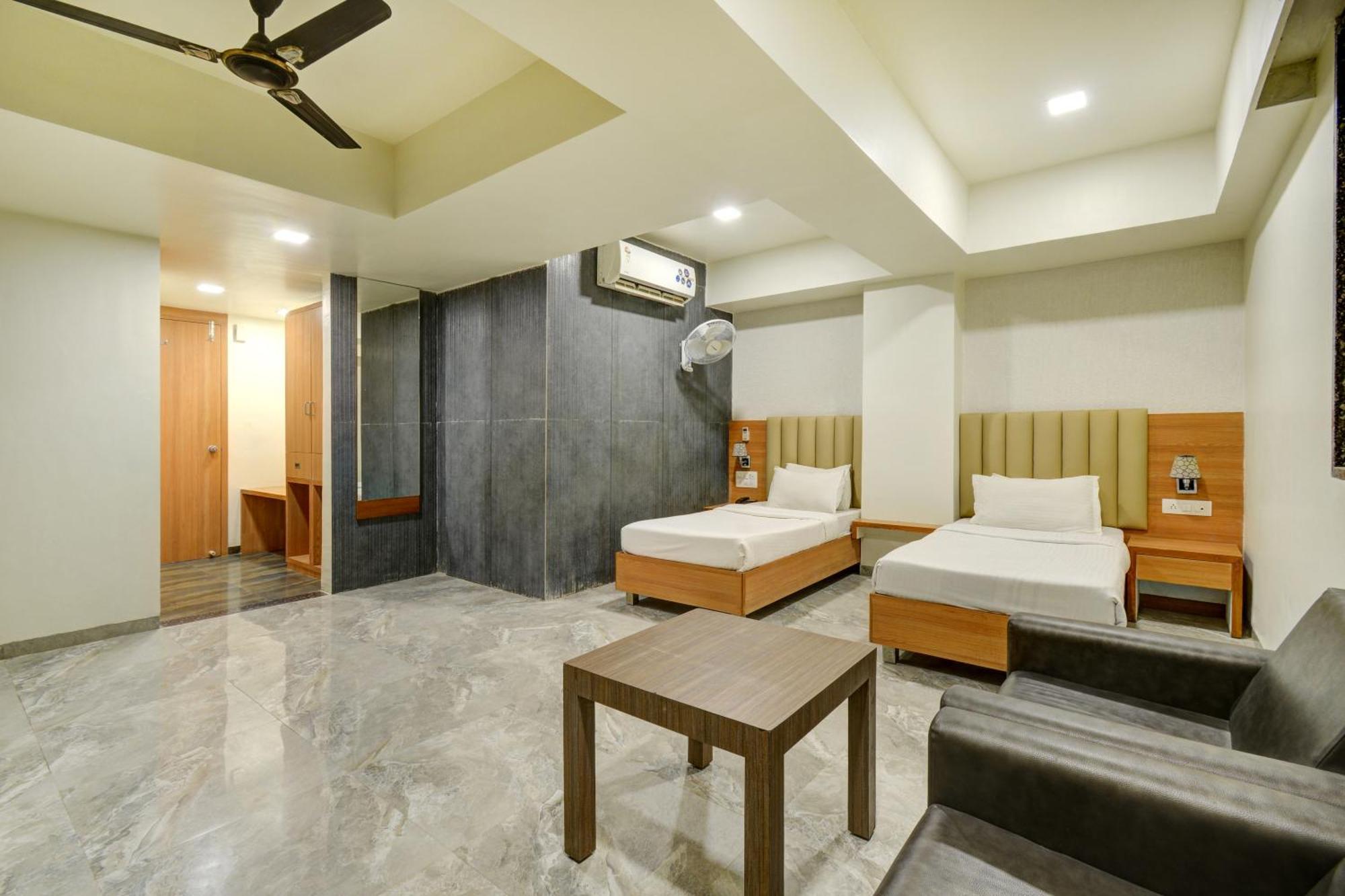 Hotel Desert Inn Tharad Exterior photo