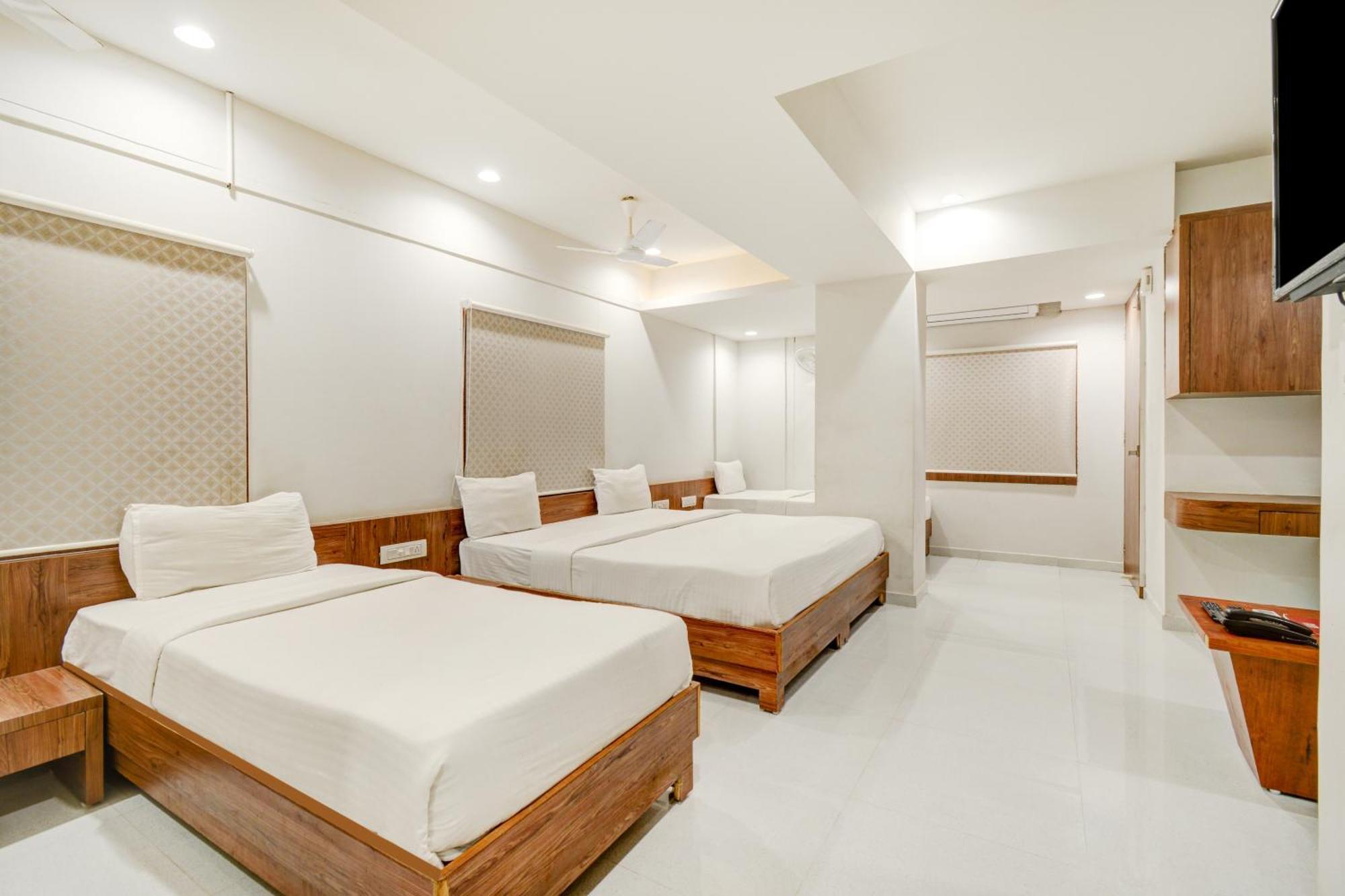 Hotel Desert Inn Tharad Exterior photo