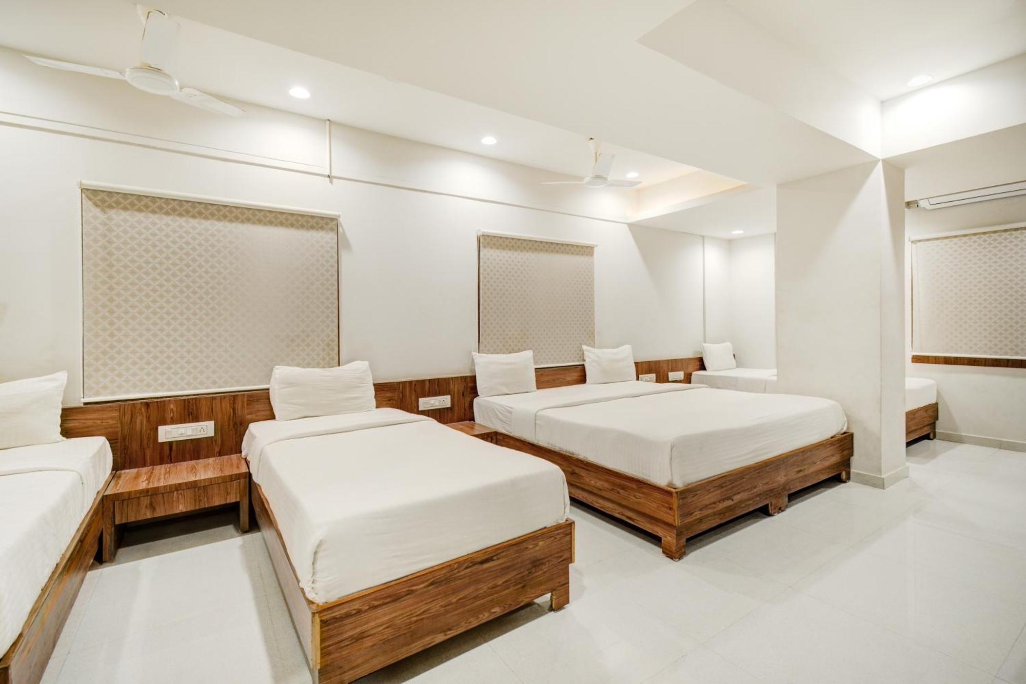 Hotel Desert Inn Tharad Exterior photo