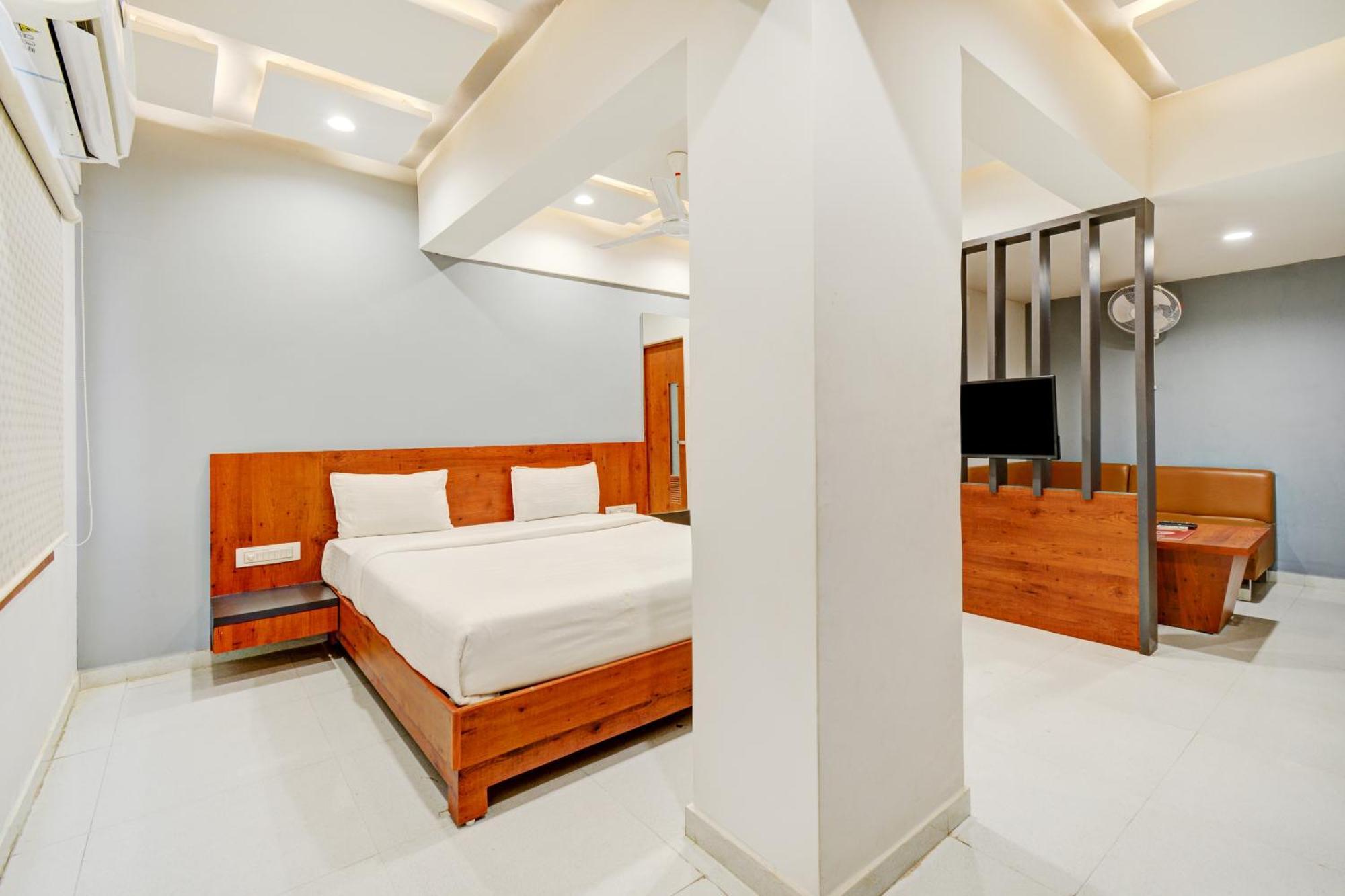 Hotel Desert Inn Tharad Exterior photo